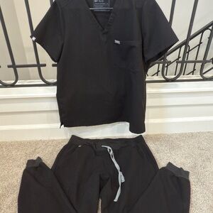 Figs Black Scrub Set